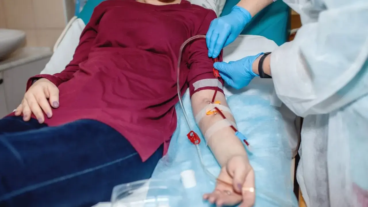 Pacjentka z przetoką do dializ, pielęgniarka przygotowuje się do zabiegu, dbając o bezpieczeństwo i minimalizując ryzyko powikłań.