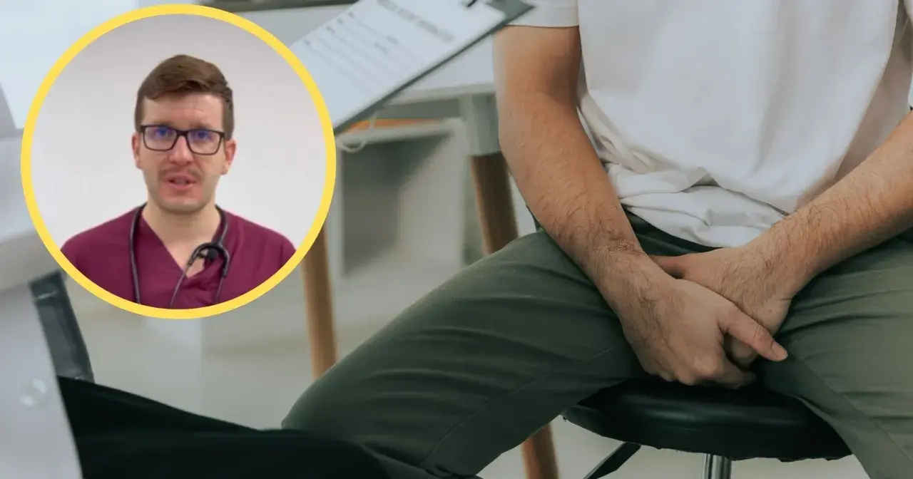 Lekarz w okularach wyjaśnia pacjentowi, czy przerost prostaty to rak. Pacjent siedzi z rękami na kolanach.