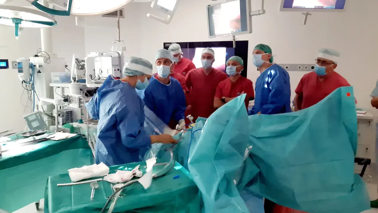Zespół medyczny podczas operacji. Pacjent po operacji prostaty może odczuwać ból, ale jak długo boli po operacji prostaty, zależy od wielu czynników.