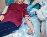 Pacjentka z przetoką do dializ, pielęgniarka przygotowuje się do zabiegu, dbając o bezpieczeństwo i minimalizując ryzyko powikłań.