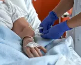Pielęgniarka podaje lek przez wenflon. Cewnik silikonowy co ile wymieniać zależy od zaleceń lekarza.
