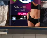 TENA Silhouette – dyskretne rozwiązanie dla kobiet z nietrzymaniem moczu. Niewidoczne pod ubraniem, zapewniające komfort i ochronę.