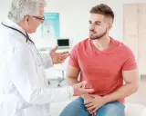 Lekarz omawia z pacjentem objawy, które mogą wskazywać na ostre zapalenie prostaty.