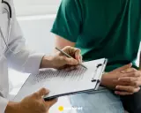 Lekarz z notatnikiem i stetoskopem rozmawia z pacjentem. Czy prostata to rak? Zapytaj lekarza o zdrowie.