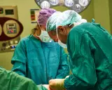 Chirurdzy podczas operacji. Po zabiegu prostaty pacjent może potrzebować leki na nietrzymanie moczu.