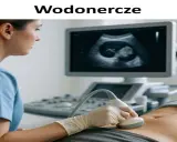 Lekarz wykonuje USG brzucha, na ekranie widoczny obraz płodu, który może wskazywać na wodonercze u dziecka.
