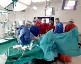 Zespół medyczny podczas operacji. Pacjent po operacji prostaty może odczuwać ból, ale jak długo boli po operacji prostaty, zależy od wielu czynników.