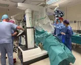 Zespół chirurgów przeprowadza usunięcie guza nerki laparoskopowo przy użyciu robota da Vinci.