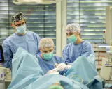 Zespół medyczny podczas operacji, monitorując parametry życiowe pacjenta, co jest kluczowe w procesie odrastania prostaty po operacji.