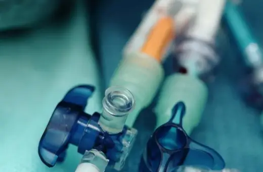 Medyczne złącza i przewody, kluczowe dla oceny, jak długo można nosić cewnik.