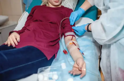 Pacjentka z przetoką do dializ, pielęgniarka przygotowuje się do zabiegu, dbając o bezpieczeństwo i minimalizując ryzyko powikłań.