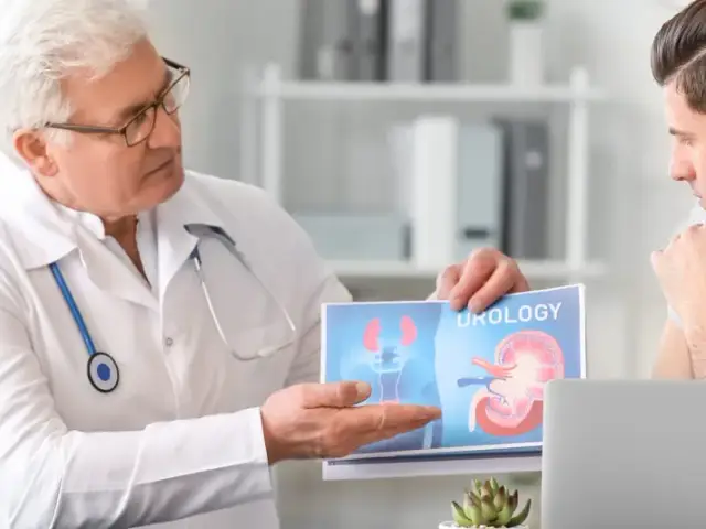 Urolog wyjaśnia pacjentowi budowę nerki, omawiając potencjalne problemy, jak przetoka nerkowa.