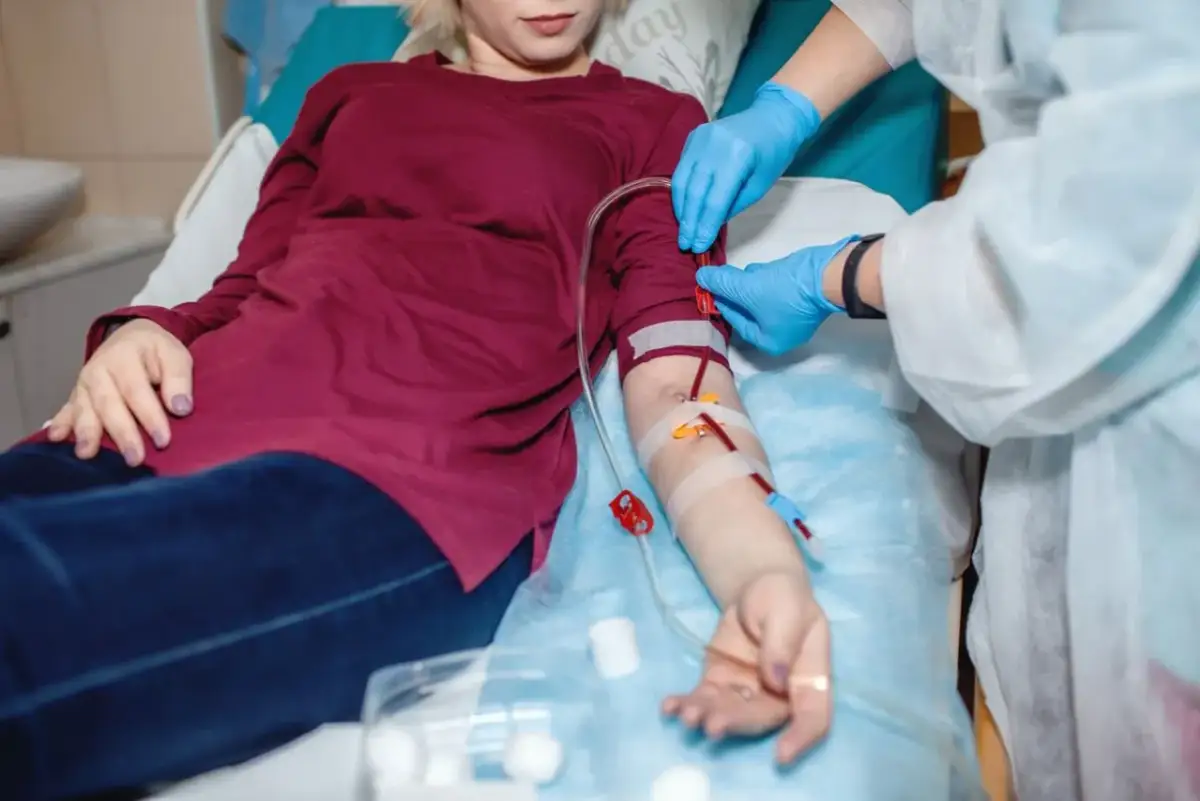 Pacjentka z przetoką do dializ, pielęgniarka przygotowuje się do zabiegu, dbając o bezpieczeństwo i minimalizując ryzyko powikłań.