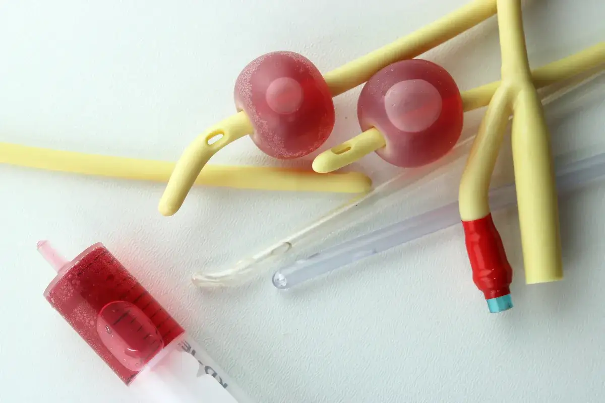 Cewniki i strzykawka z płynem, mogą być używane przy zatrzymaniu moczu po operacji prostaty.