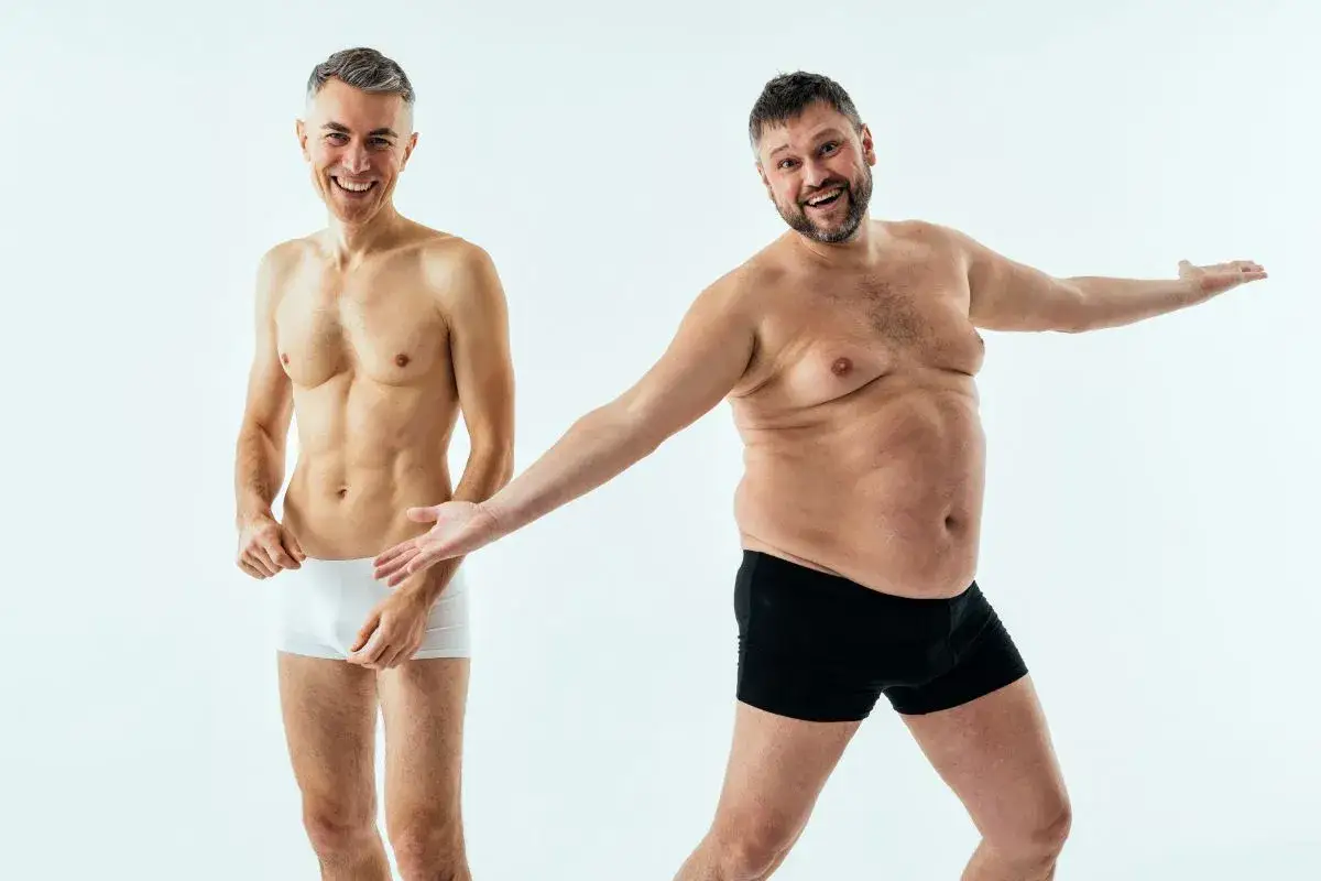 Dwóch uśmiechniętych mężczyzn w bieliźnie. Jeden szczupły, drugi z nadwagą. Dowiedz się, jak dbać o prostatę, niezależnie od sylwetki.